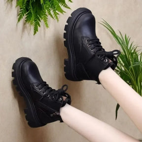 Bota Feminina Cano Curto Solado Grosso Antiderrapante