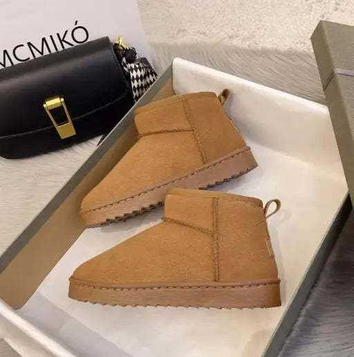 Bota Feminina Curta Acolchoada Plataforma Confortável - (Promoção de Inverno )